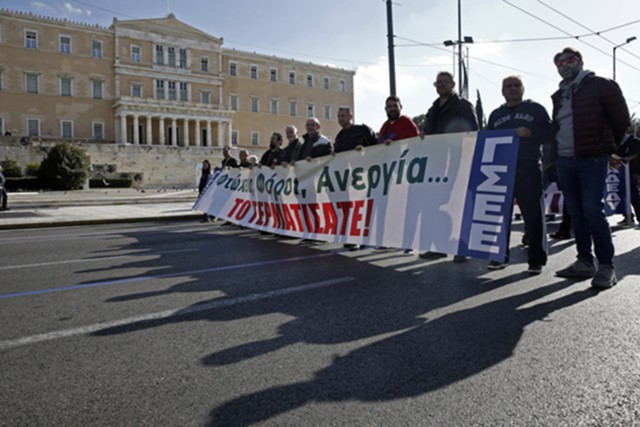 Протестующие атаковали